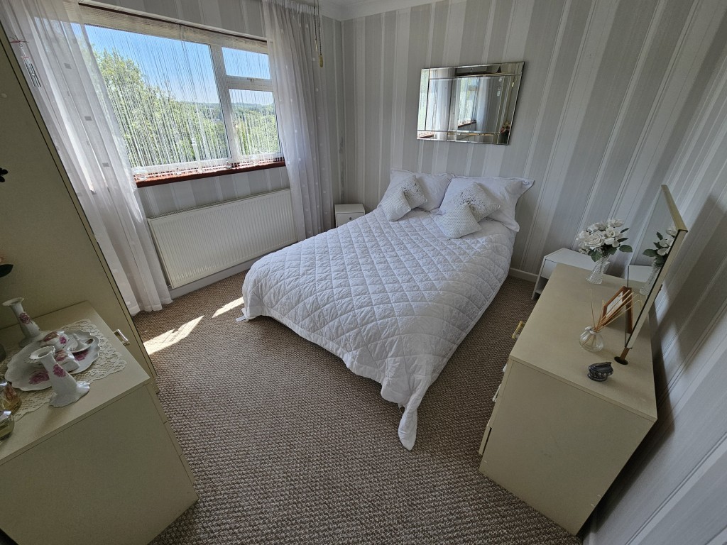 Lot: 46 - LINK-DETACHED HOUSE WITH VIEWS IN A POPULAR LOCATION - Bedroom